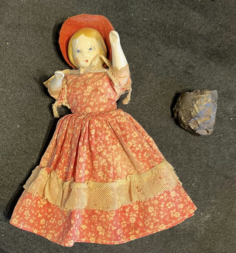 Assorted vintage decorative items and figurines - image 2 of 15