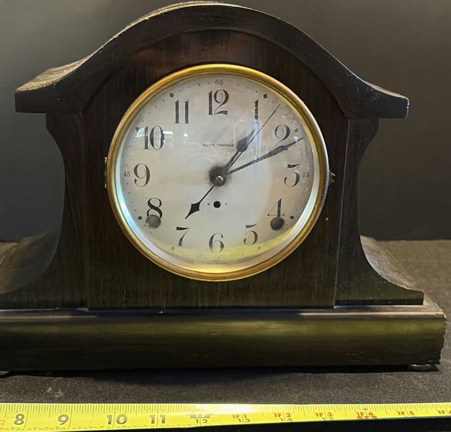 Seth Thomas mantel clock in wooden arch-top case - image 2 of 9
