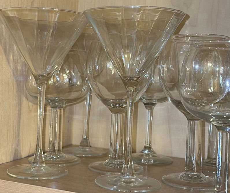 Assorted wine glasses and cocktail coupe glasses - image 3 of 6