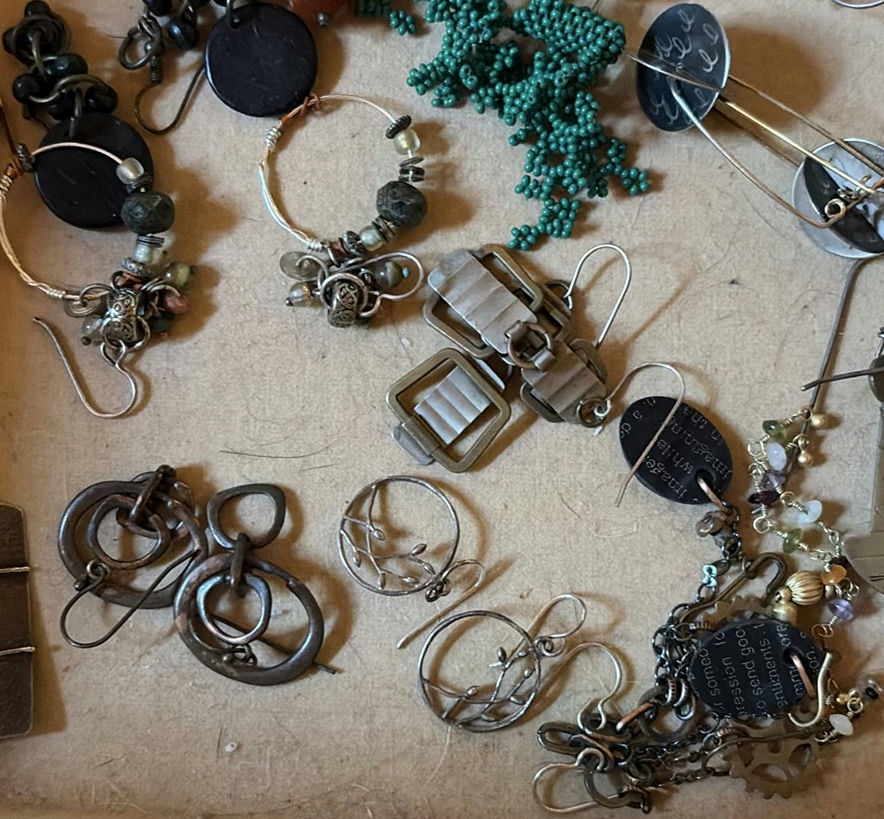 Assorted jewelry collection: bracelets, earrings, beads and trinkets - image 5 of 17