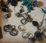 Assorted jewelry collection: bracelets, earrings, beads and trinkets - thumbnail 5 of 17