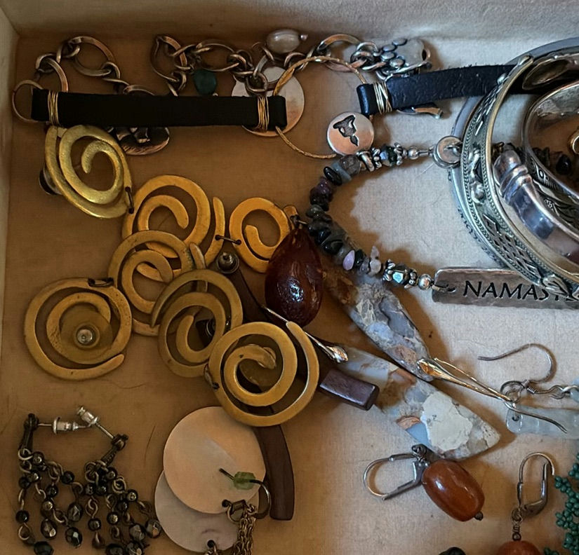 Assorted jewelry collection: bracelets, earrings, beads and trinkets - image 4 of 17