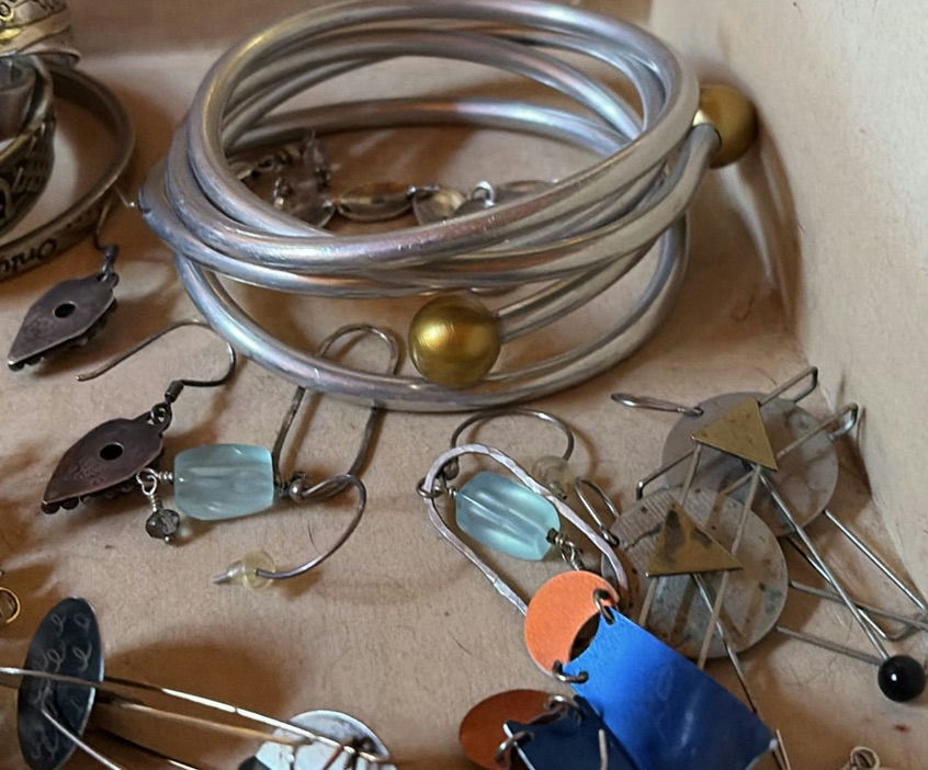 Assorted jewelry collection: bracelets, earrings, beads and trinkets - image 10 of 17