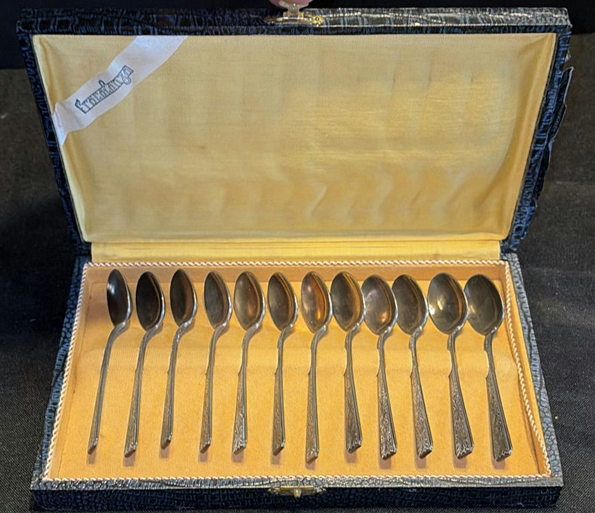 Set of engraved silver spoons in presentation box - image 1 of 6