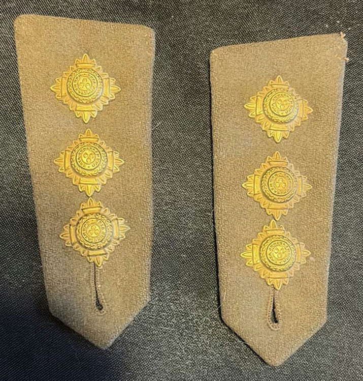 WWI-era military insignia and accessories collection - image 4 of 10