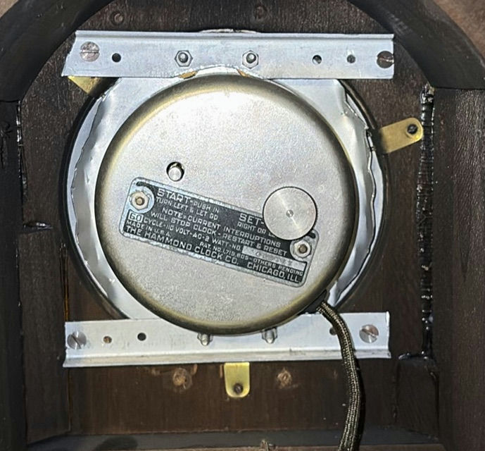 Seth Thomas mantel clock in wooden arch-top case - image 6 of 9