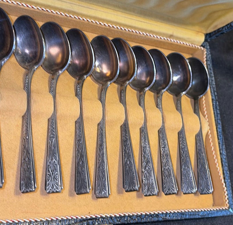 Set of engraved silver spoons in presentation box - image 3 of 6