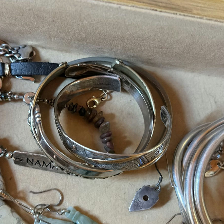 Assorted jewelry collection: bracelets, earrings, beads and trinkets - image 8 of 17