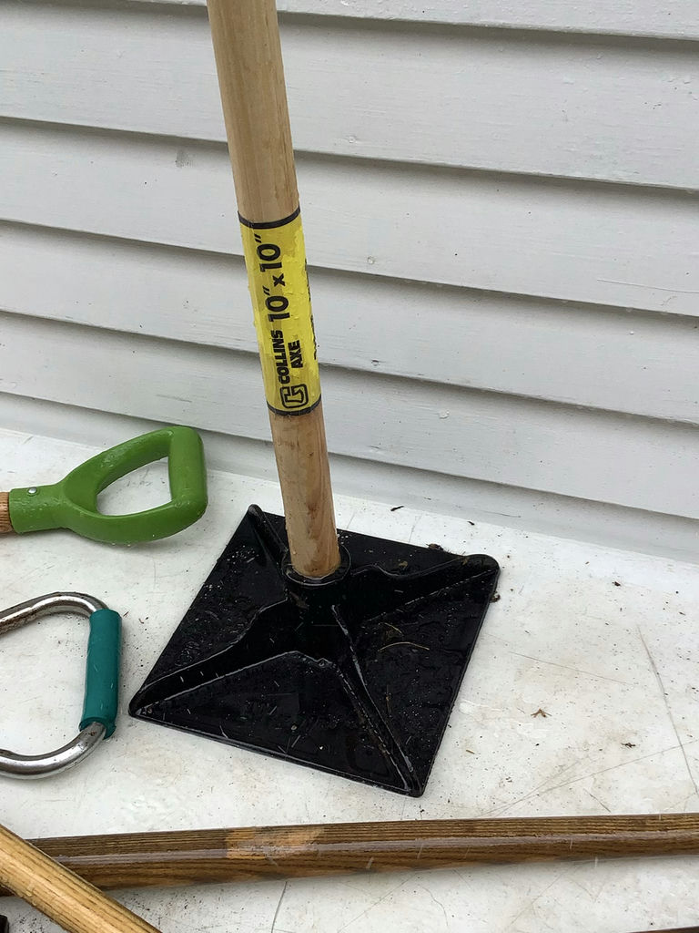 Six Long Handled Yard Tools - image 4 of 4