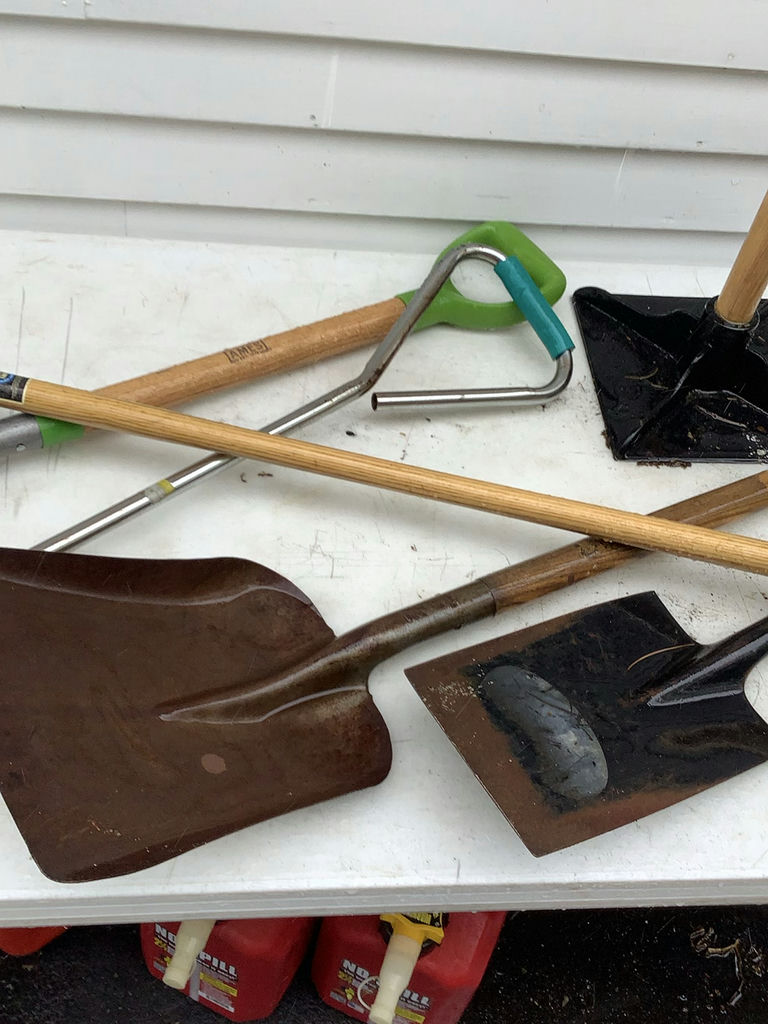 Six Long Handled Yard Tools - image 3 of 4