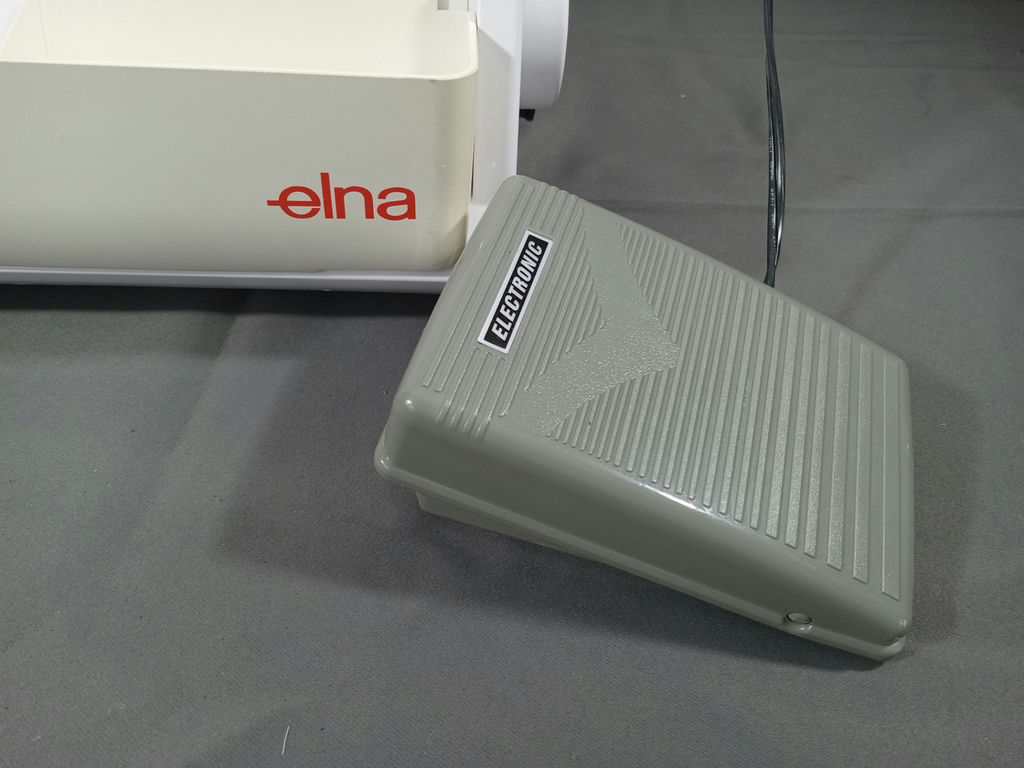 Elna 925 Serger Sewing Machine - image 2 of 9