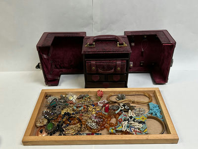  Costume Jewelry  - Image 1 of 8