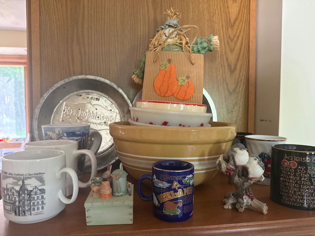 Ceramic bowls, mugs and decorative kitchenware assortment - image 2 of 3