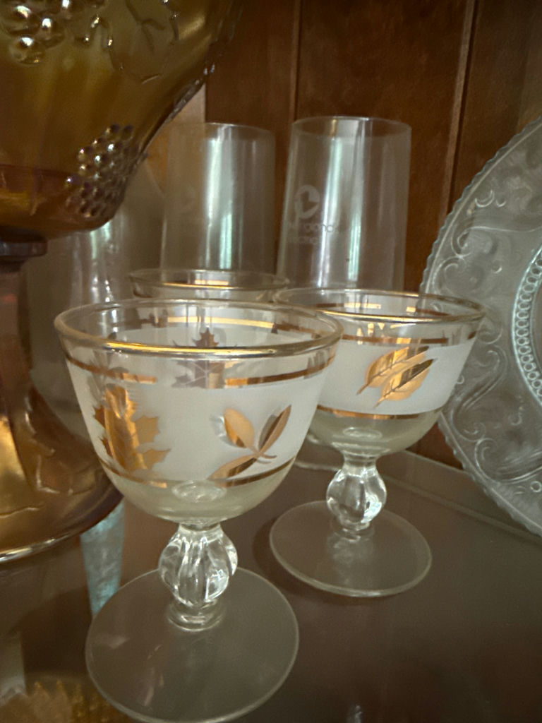 Carnival glass Assorted glassware and decorative plate with iridescent centerpiece - image 3 of 4