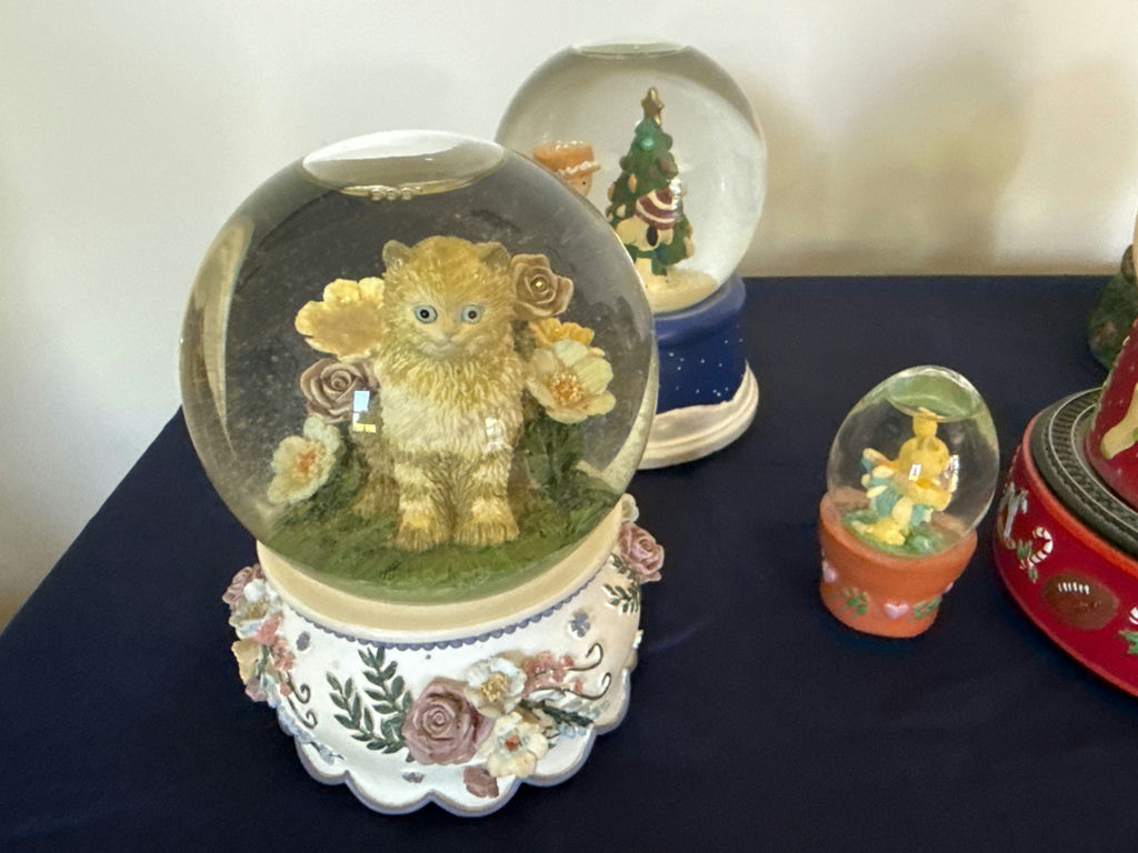 Assorted Christmas Snow Globes with Figurines - image 3 of 4