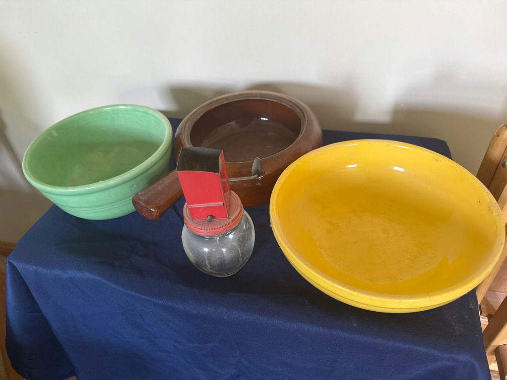 Assorted vintage ceramic bowls and kitchenware - image 2 of 4