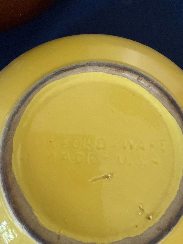 Assorted vintage ceramic bowls and kitchenware - image 3 of 4