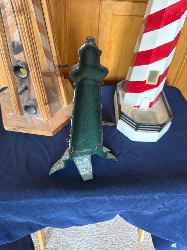 Lighthouse-themed decor: wooden bird feeder and miniature lighthouses - image 3 of 3