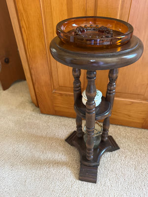 Three-tier wooden pedestal stand with amber glass top - Image 1 of 2