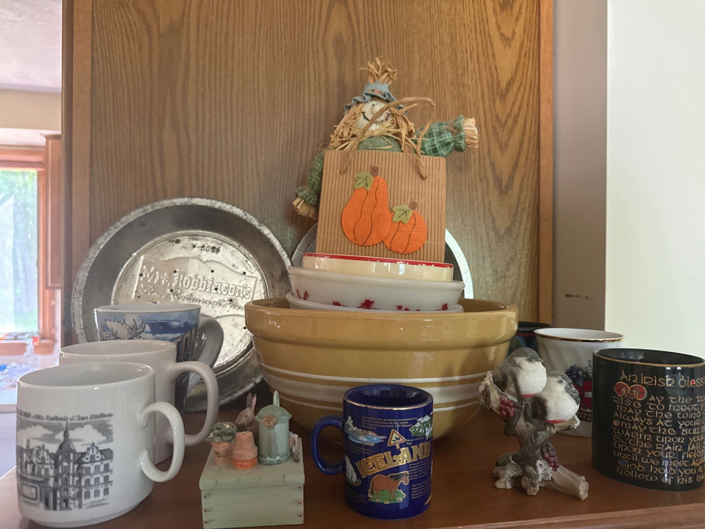 Ceramic bowls, mugs and decorative kitchenware assortment - image 1 of 3