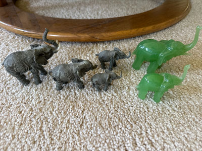 Elephant figurines (gray and green) - Image 1 of 2
