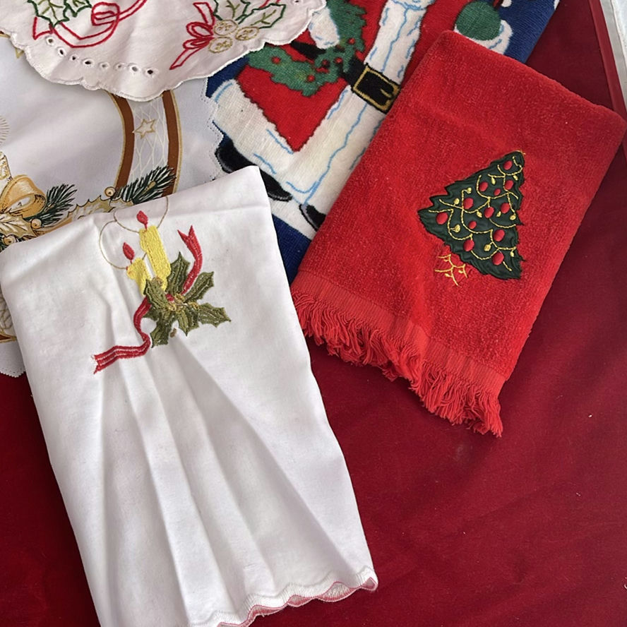 Christmas Vintage Linens - image 5 of 15