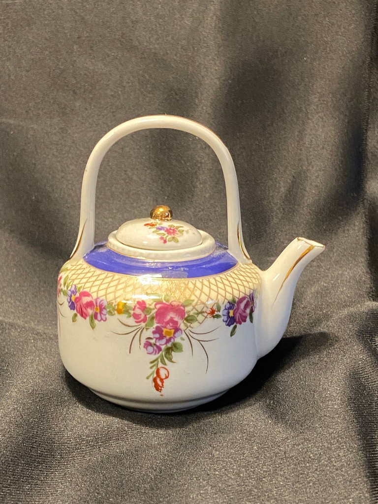 Miniature Porcelain teapot - image 2 of 7