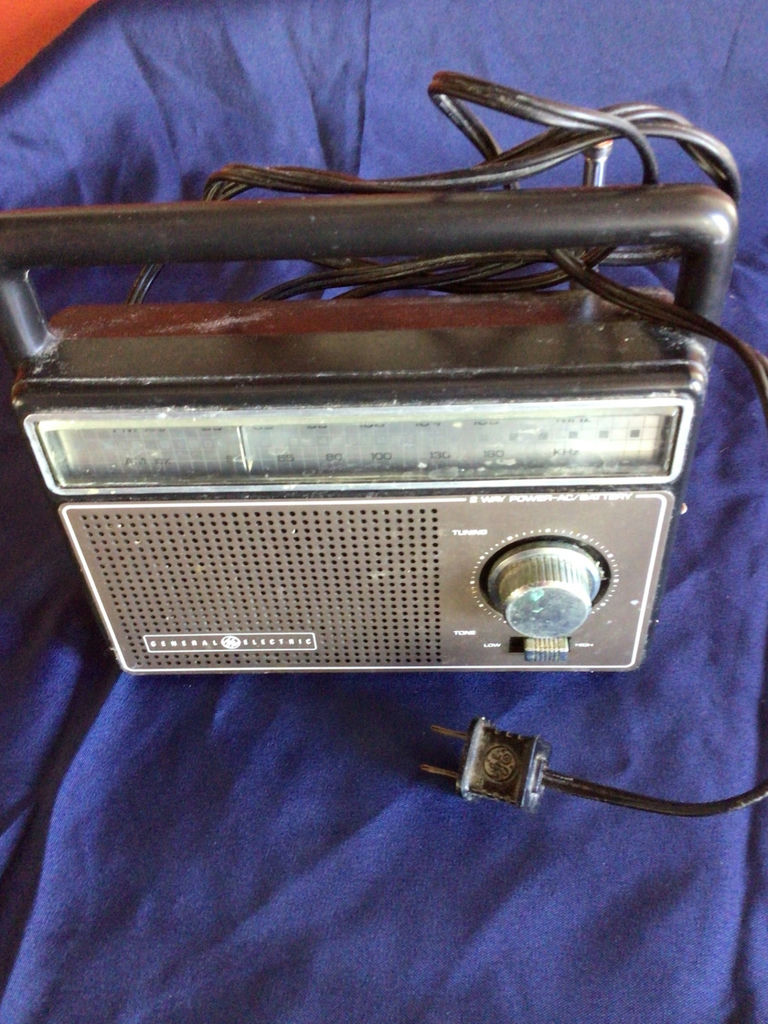 General Electric portable AM/FM radio - image 2 of 3