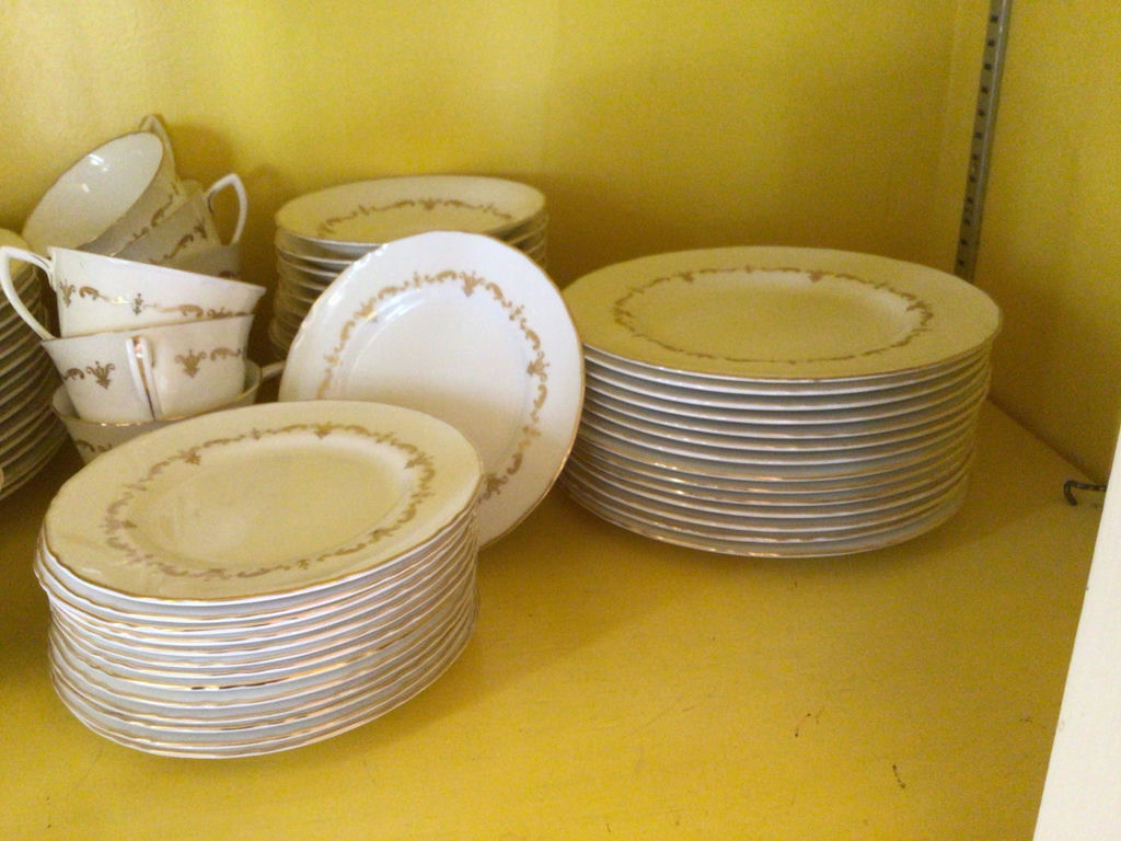 White porcelain dinnerware set with gold trim - image 4 of 5