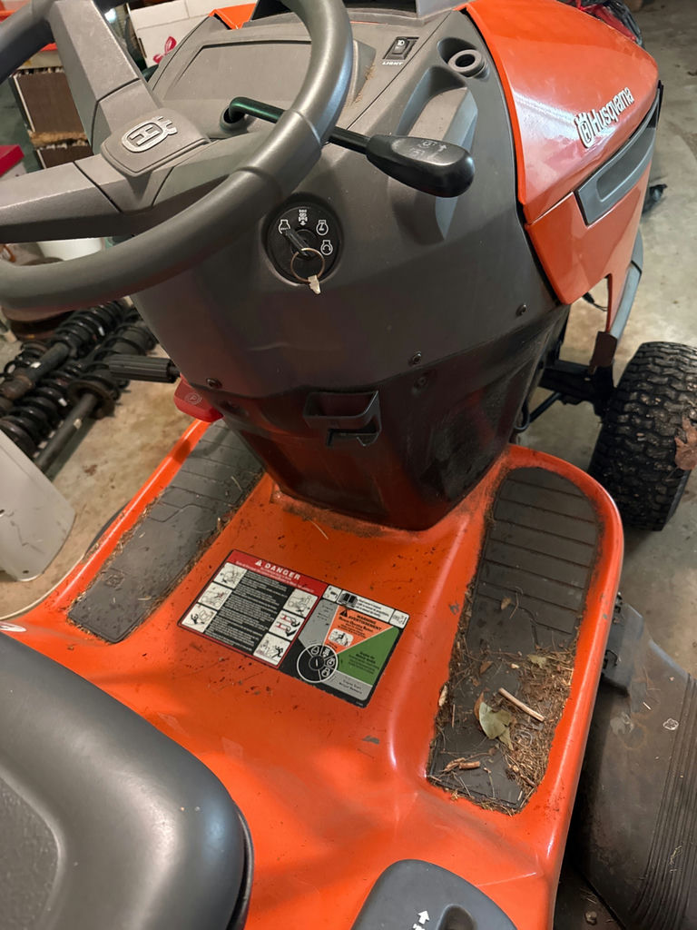 Husqvarna YTH2042 riding lawn mower with Briggs & Stratton Intek engine - image 3 of 5