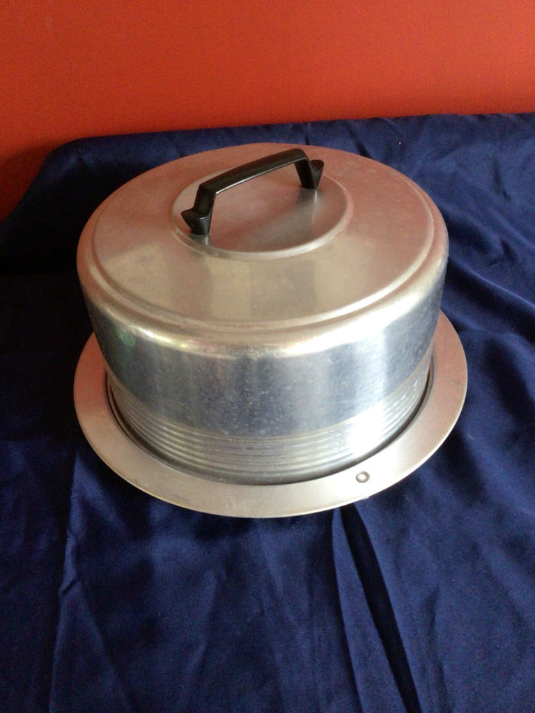 Lidded metal cake PaN' - image 1 of 2