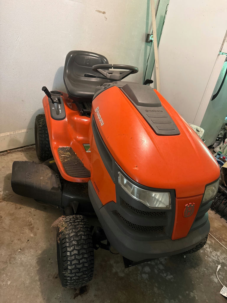 Husqvarna YTH2042 riding lawn mower with Briggs & Stratton Intek engine - image 2 of 5