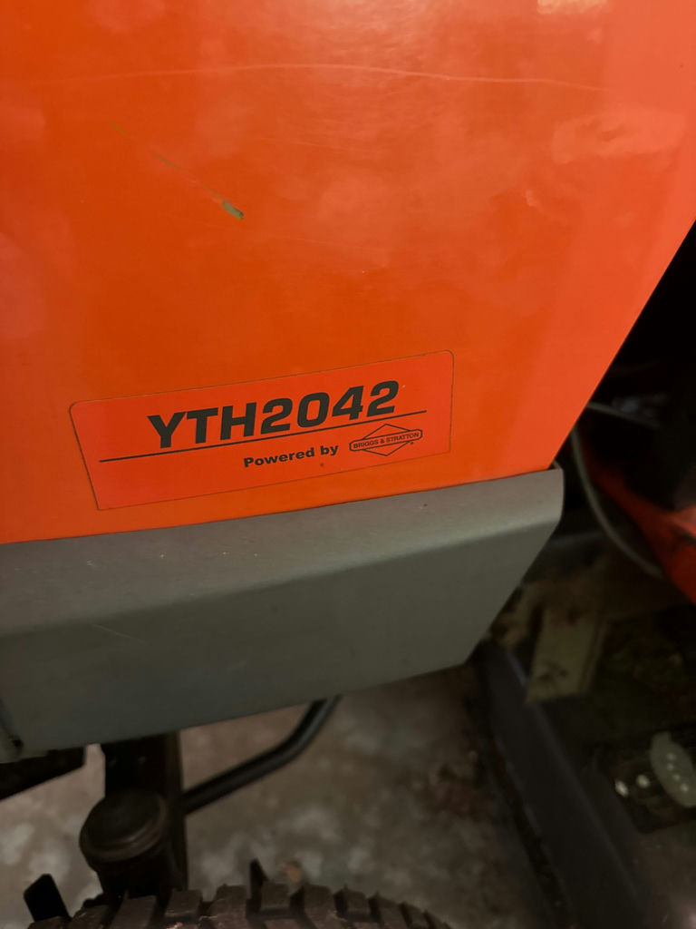 Husqvarna YTH2042 riding lawn mower with Briggs & Stratton Intek engine - image 5 of 5