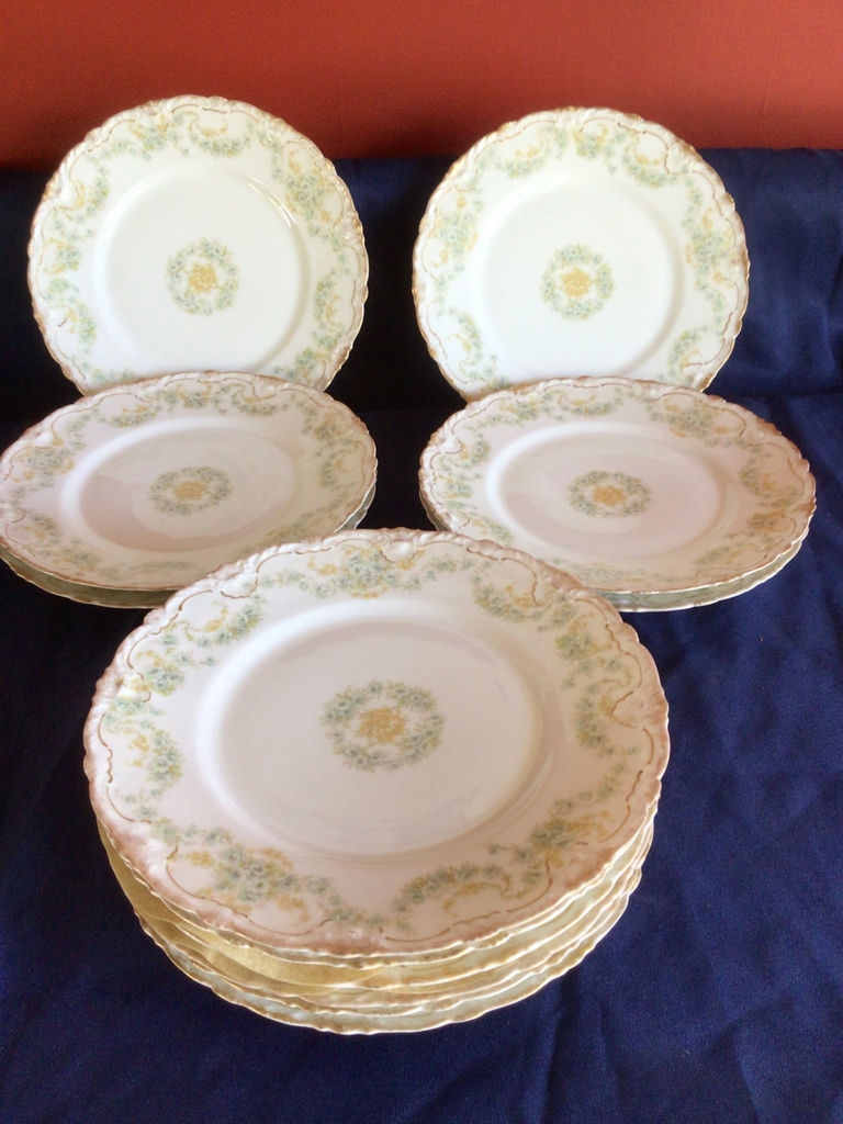 Six porcelain dinner plates with floral border - image 3 of 5