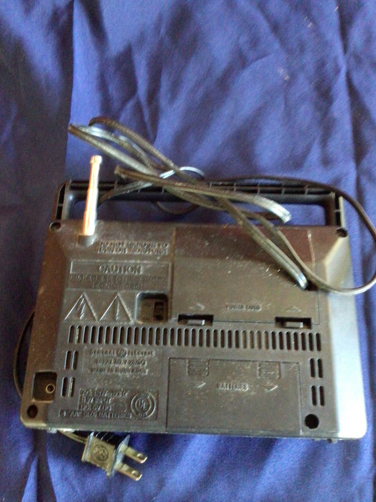 General Electric portable AM/FM radio - image 3 of 3