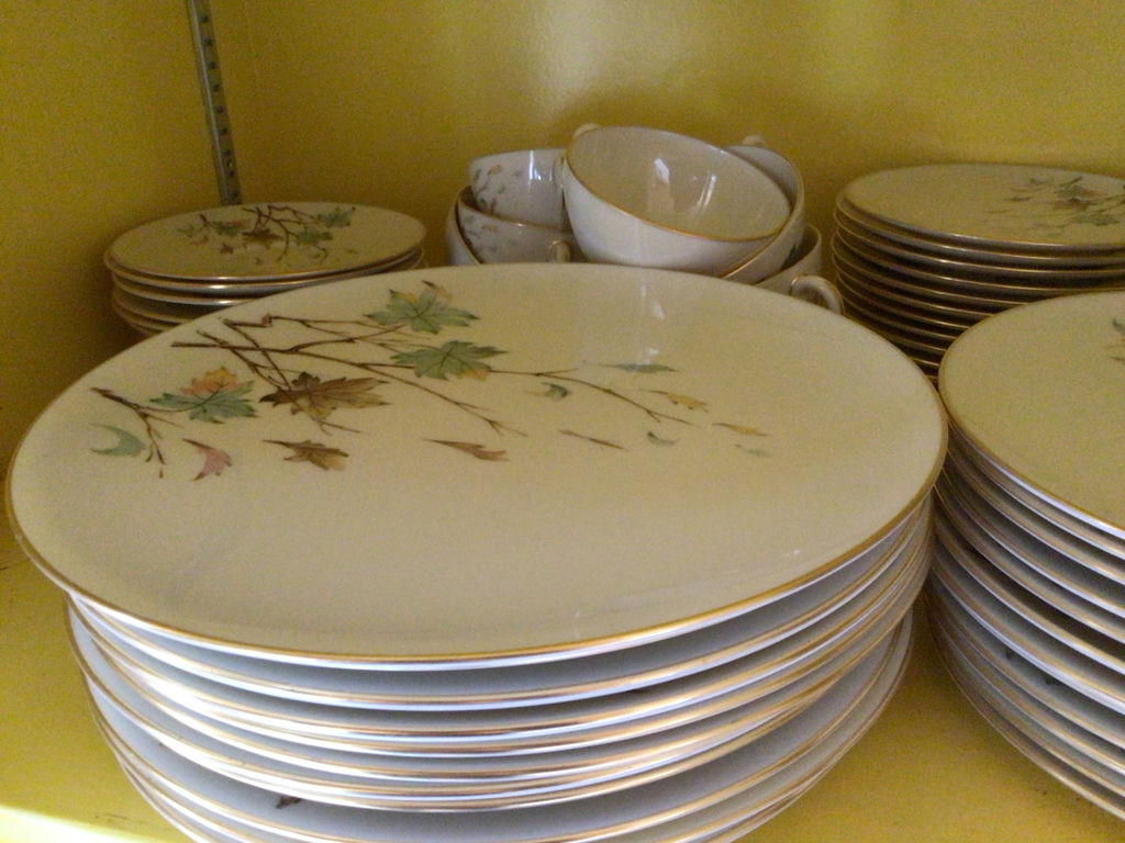 Floral porcelain dinnerware with teacups - image 4 of 5