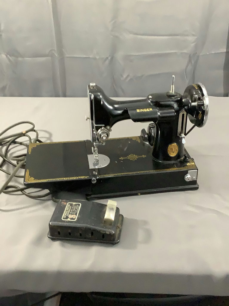 Singer Featherweight No. 221-1 Sewing Machine - image 3 of 26