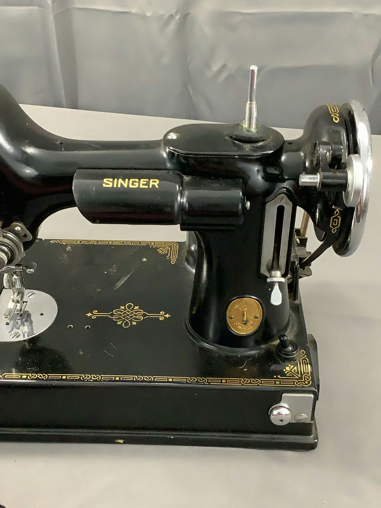 Singer Featherweight No. 221-1 Sewing Machine - image 4 of 26
