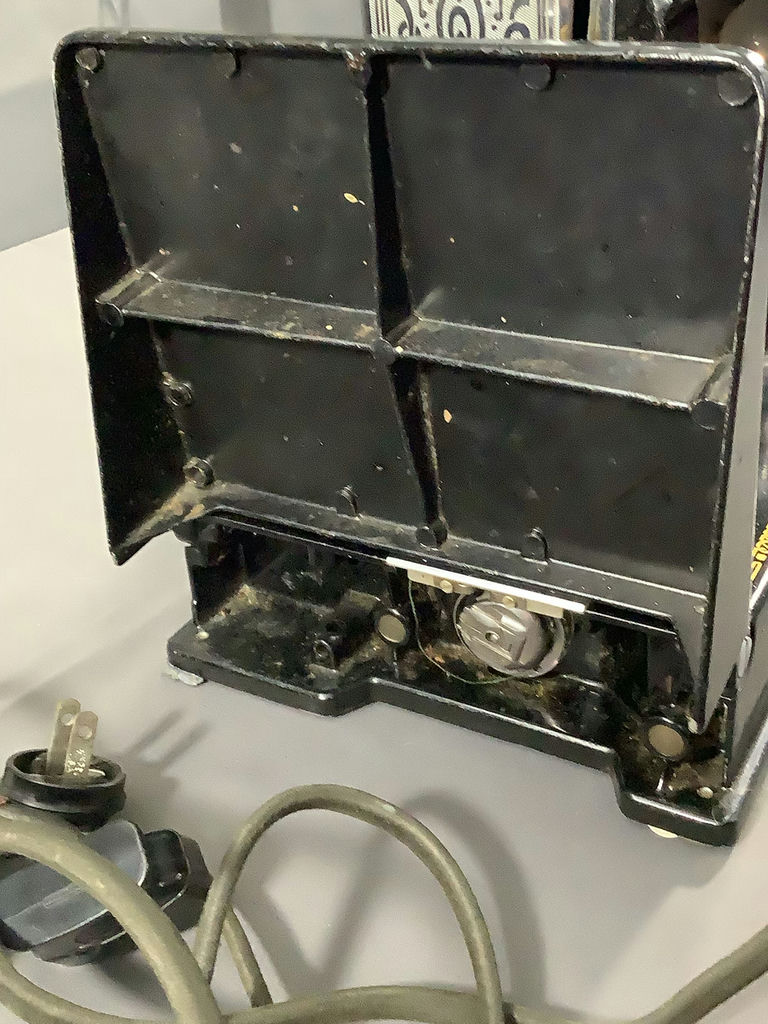 Singer Featherweight No. 221-1 Sewing Machine - image 7 of 26