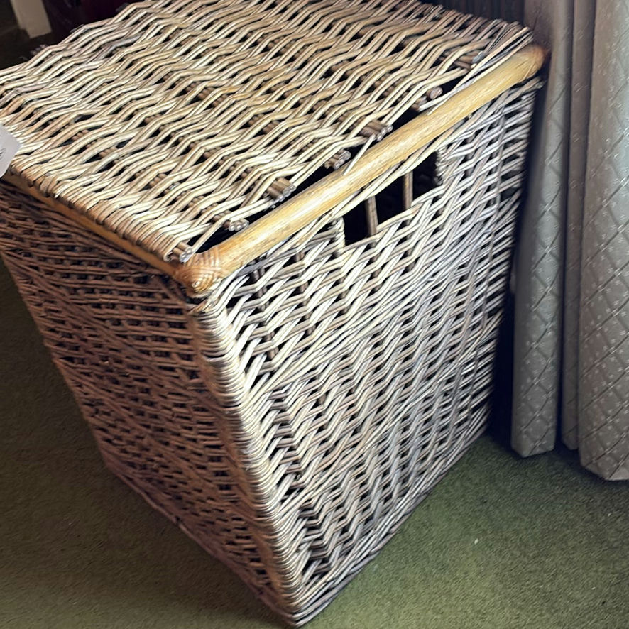 Large Wicker Hamper With Lid - image 3 of 8
