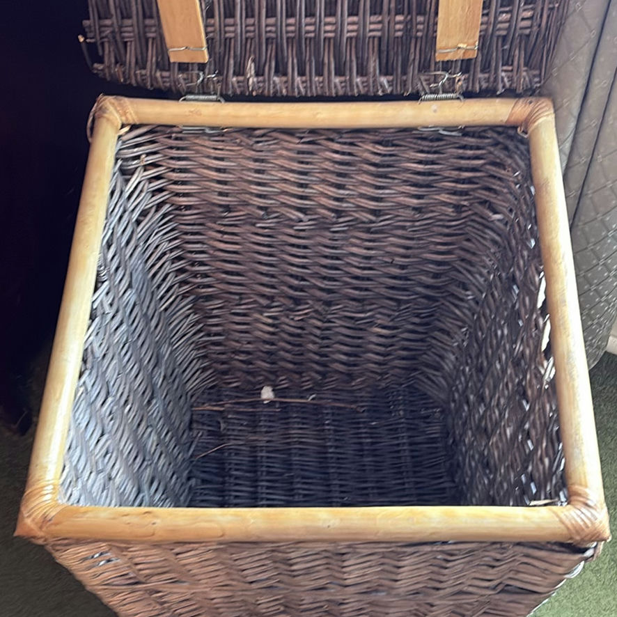 Large Wicker Hamper With Lid - image 5 of 8