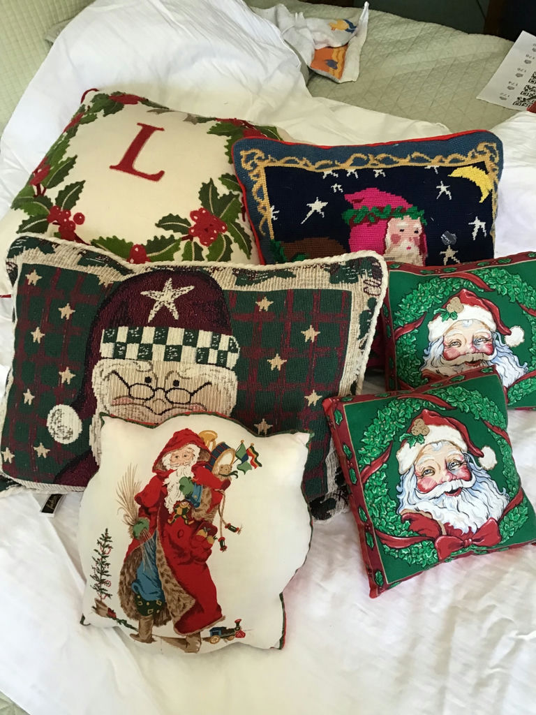 Set of Christmas-themed decorative pillows - image 1 of 2