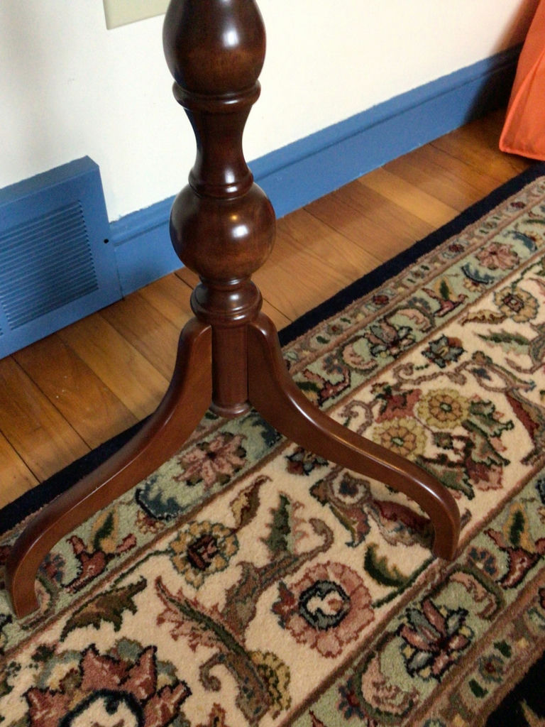 Heart-shaped pedestal end table - image 3 of 4