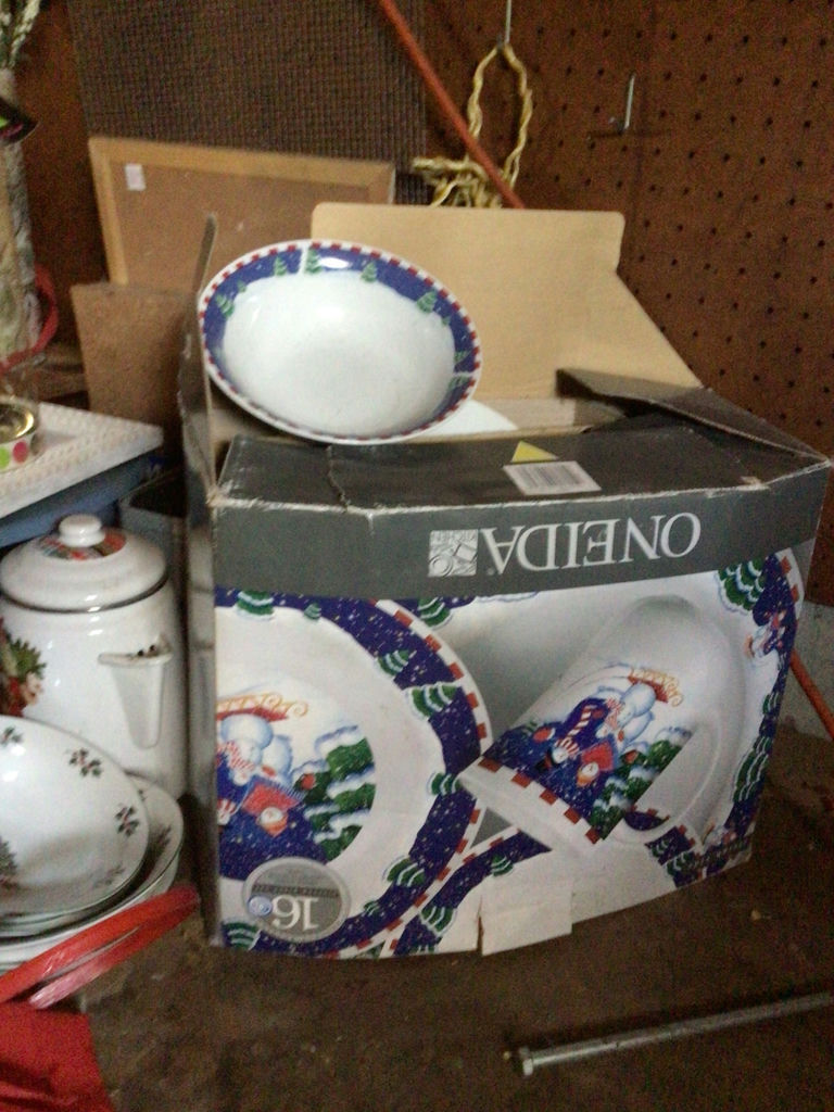 Christmas-themed dinnerware and holiday decorations - image 4 of 7