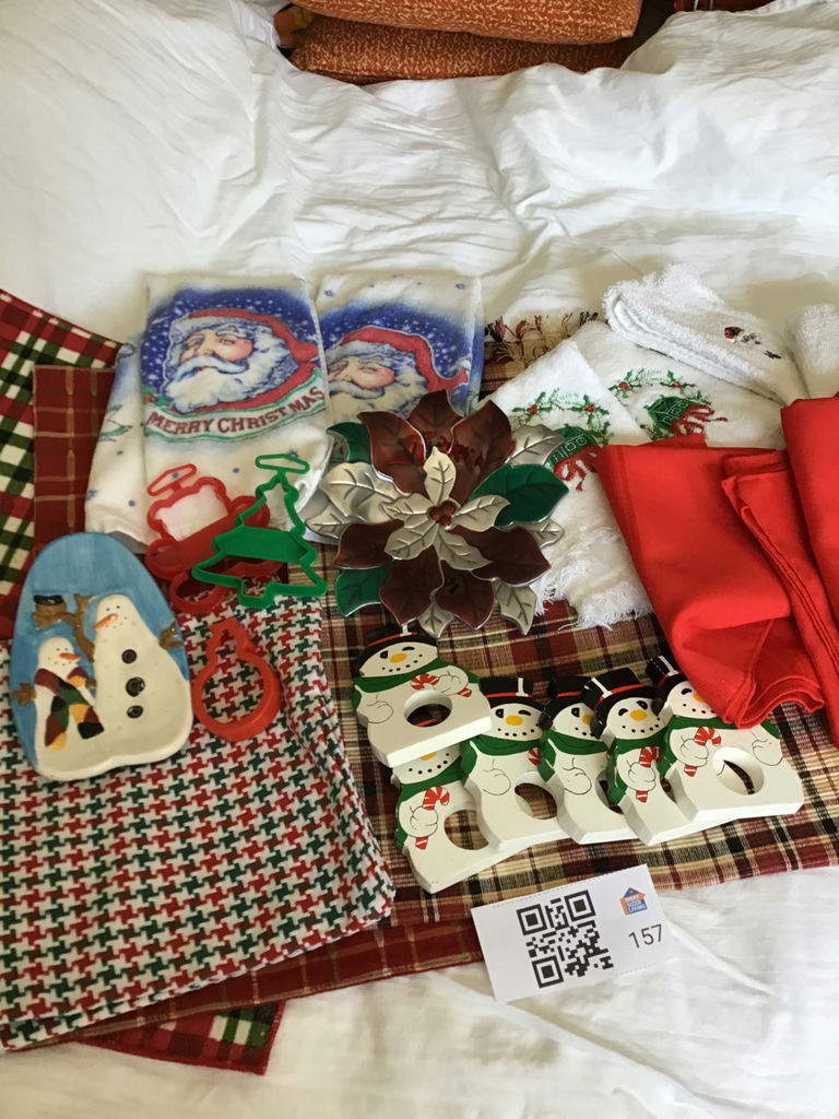 Christmas Decor and Linens Collection - image 3 of 3