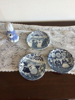 Blue-and-white Delftware plates with a porcelain figurine - Image 1 of 2