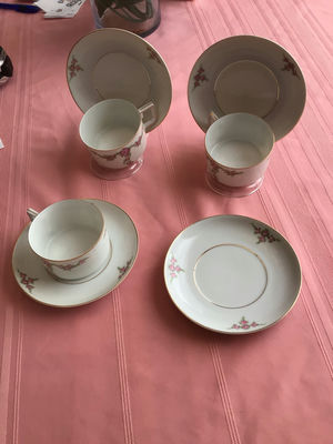 Floral porcelain teacups and saucers set - Image 1 of 3
