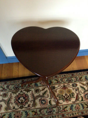 Heart-shaped pedestal end table - Image 1 of 4