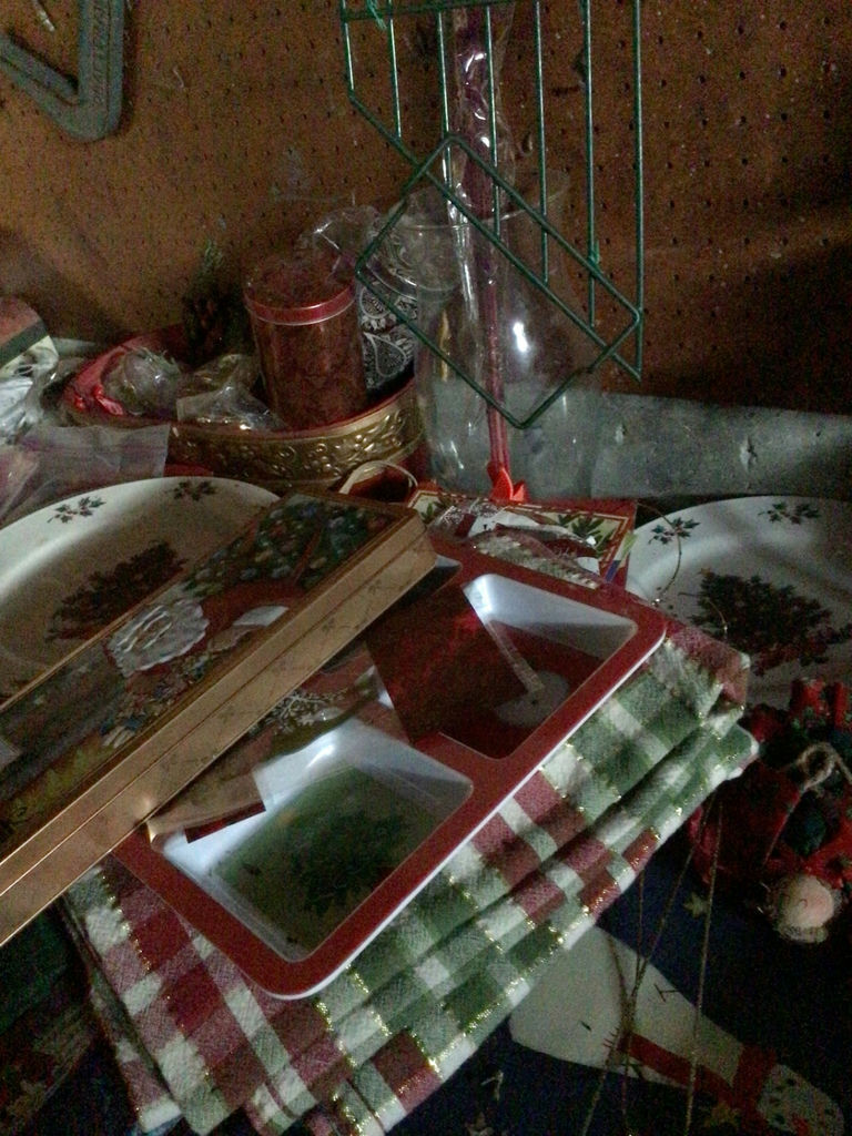 Christmas-themed dinnerware and holiday decorations - image 5 of 7