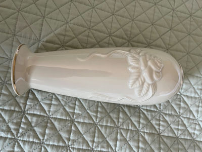 Cream porcelain vase with floral relief - Image 1 of 2